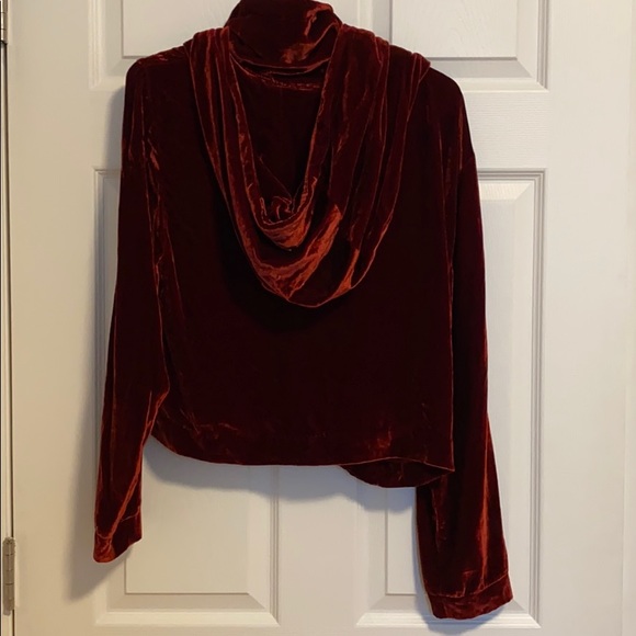 BEAUTIFUL RED VELVET CROPPED SWEATER - Picture 3 of 3